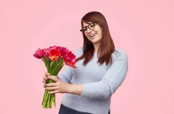 Счастливая женщина с букетом тюльпанов — стоковое фото