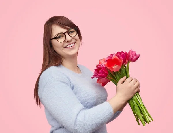 Szczęśliwa dziewczyna z wiosenne kwiaty w rękach — Zdjęcie stockowe