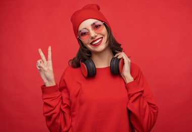 İki parmak gösterilen kırmızı giyim trendy kız 