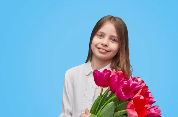Gadis tersenyum memegang tulip merah muda — Stok Foto