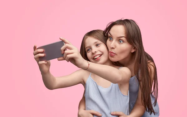 Ibu dan anak grimacing untuk selfie — Stok Foto