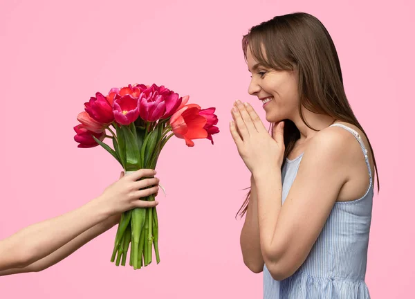 Mãos de colheita dando flores à mãe — Fotografia de Stock