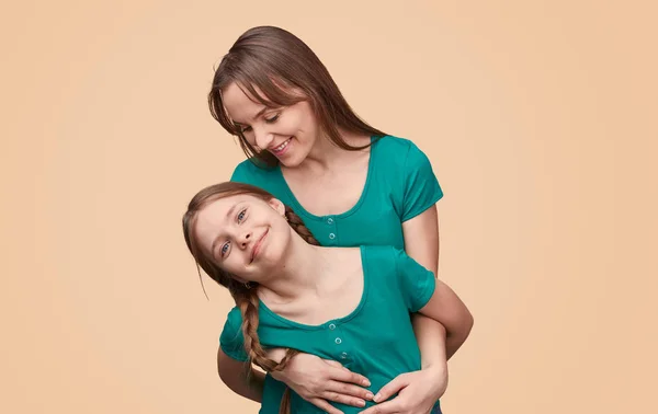 Mãe alegre abraçando filha — Fotografia de Stock