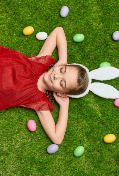 Gadis dengan mata tertutup dekat telur Paskah — Stok Foto