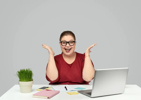 Travailleur de bureau excité regardant la caméra — Photo