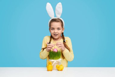 Sevimli kız otların arasında yumurta bulma 