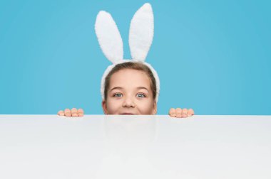 Çekici kız tavşan kulakları tablo saklanıyor 