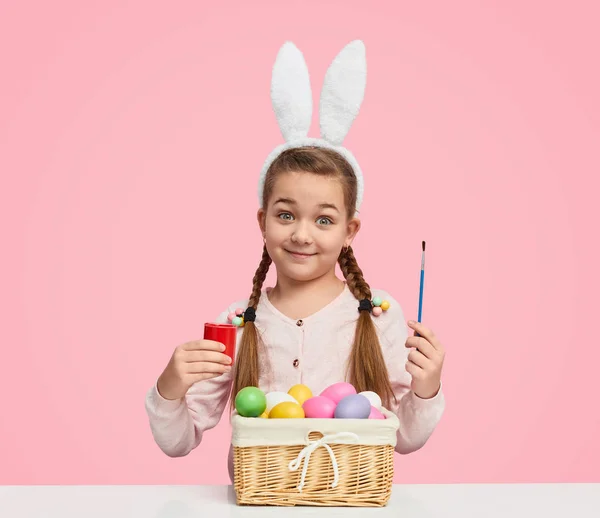 Anak bersemangat dengan cat untuk telur Paskah — Stok Foto