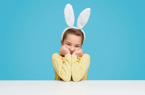 สาวน่ารักมีความสุขใส่หูสีขาว — ภาพถ่ายสต็อก