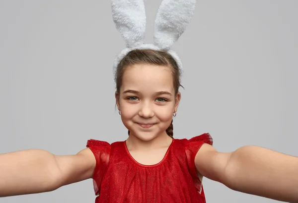 Gadis kecil di telinga kelinci mengambil selfie — Stok Foto