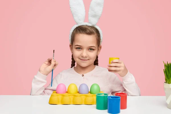 Chica de orejas blancas para colorear huevos de Pascua — Foto de Stock