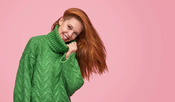 Schöne romantische Mädchen in grünem Pullover — Stockfoto