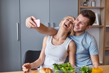 Yemek sırasında oynak çift alarak selfie 