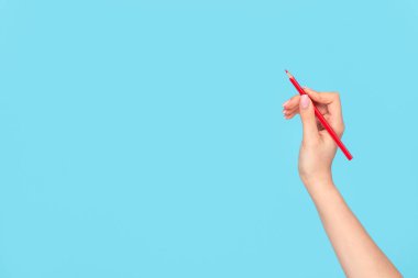 Ürün el olan kadın kırmızı kalem 