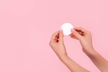 Pamuk yüzeye dokunarak kırpma eller