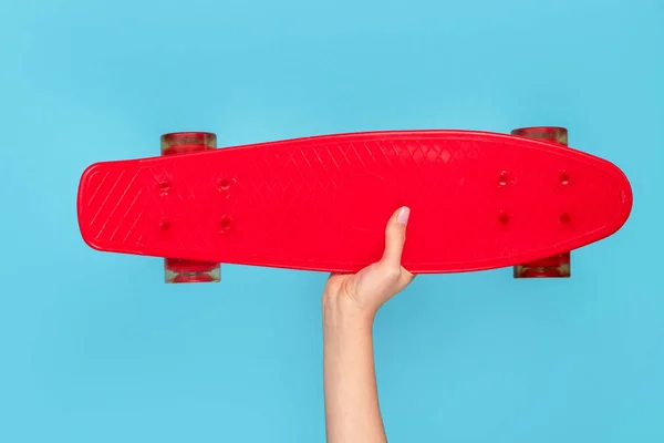 Nő találat modern piros longboard — Stock Fotó