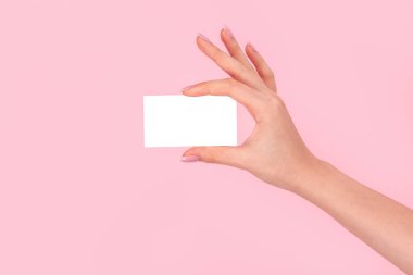 Kartvizit gösteren kırpma el