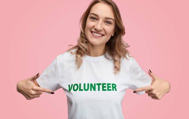 Gülümseyen kadın gönüllü yazılı olarak işaret