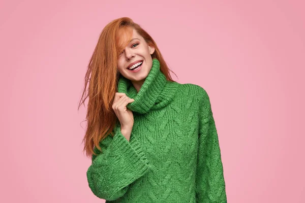 Смеющаяся рыжая девушка в зеленом свитере — стоковое фото