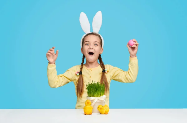 Chica sorprendida en orejas de conejo celebrando la Pascua — Foto de Stock