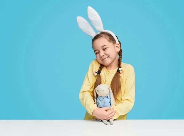 Gadis manis dengan kelinci mainan — Stok Foto