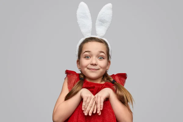 Menina bonito em orelhas brancas posando como coelho — Fotografia de Stock