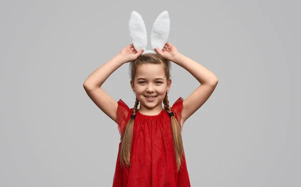 Chica en blanco conejito orejas posando en la cámara — Foto de Stock