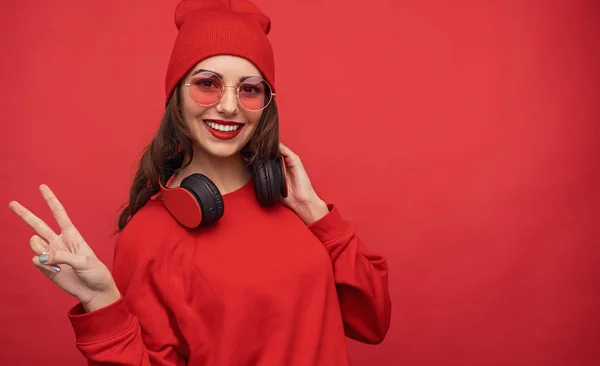 Хипстерская девушка в красной модной одежде — стоковое фото
