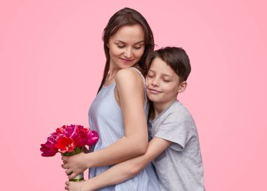 Kadın çocukla tatil buket sahip 