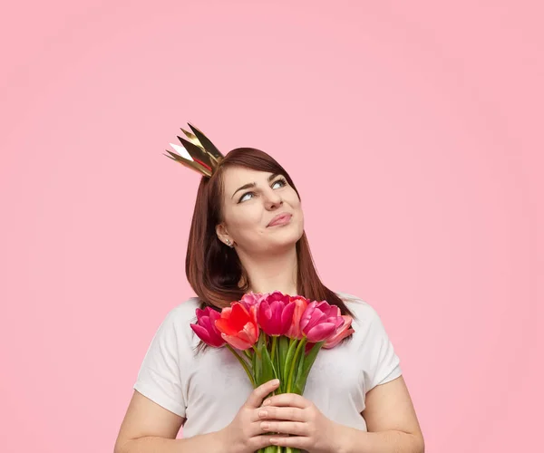 Verträumtes molliges Mädchen in Krone mit Blumenstrauß — Stockfoto