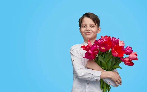 Izgatott fiú virággal, március 8-án — Stock Fotó