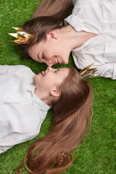 Madre e hija tocando narices en la hierba — Foto de Stock