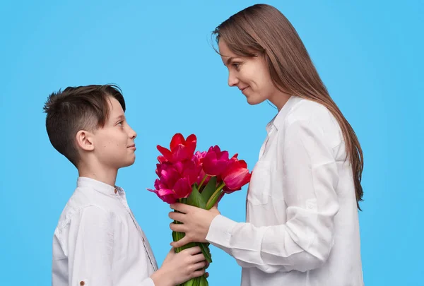 Menino dando buquê à mãe — Fotografia de Stock