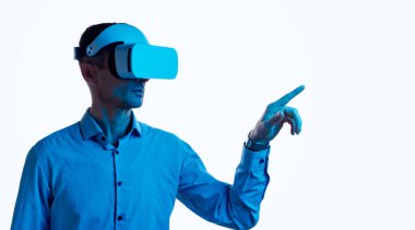 Yetişkin erkek sanal gerçeklik ile etkileşim