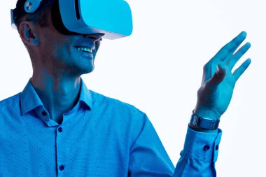 Sanal gerçeklik keşfetmek gülümseyen adam