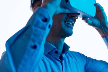 Erkek dokunaklı Vr gözlük kırpma