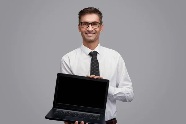 Mosolyogva üzletember találat laptop — Stock Fotó
