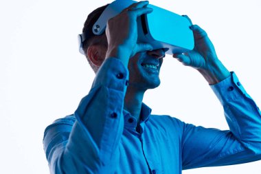 Neşeli erkek dokunaklı Vr kulaklık