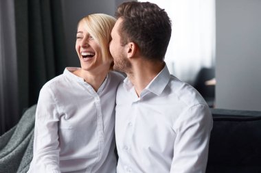 Çift kanepede sarılma