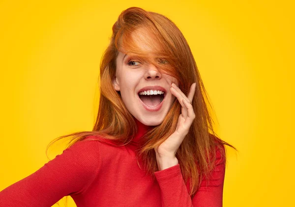 Kırmızı boğazlı kazak büyüleyici zencefilli kız