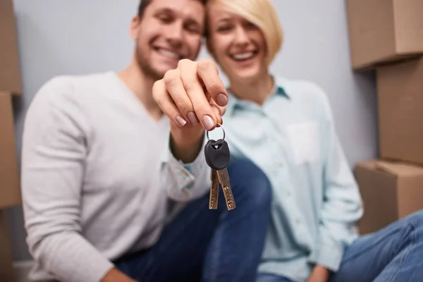 Riendo pareja mostrando llaves de nuevo hogar — Foto de Stock