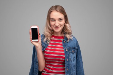 Sevimli kadın gösteren smartphone