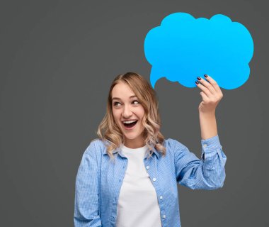 Konuşma balonu uzağa arıyorsunuz ile heyecanlı kadın