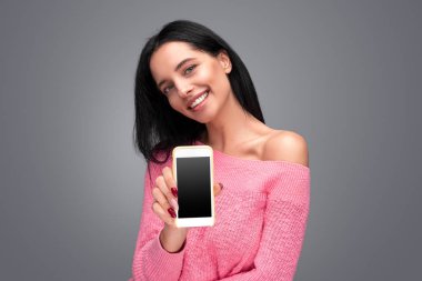 Sevimli Bayan Smartphone gösteren