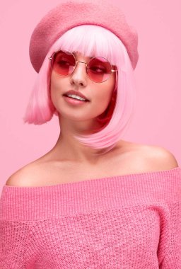 Bere uzağa bakarak çekici Bayan