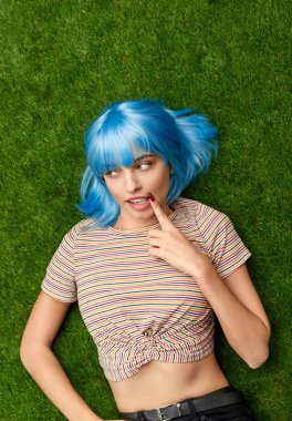 Çim üzerinde yalan ve ağız köşesinde dokunmadan kadın