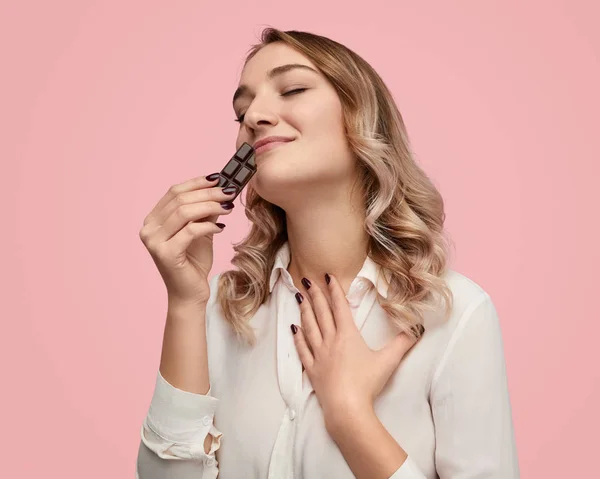 Mutlu kadın kokulu çikolata — Stok fotoğraf