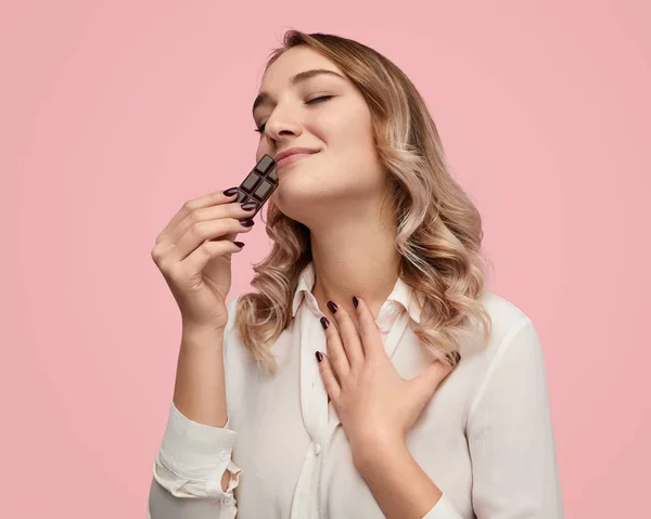 Mujer feliz olor a chocolate — Foto de Stock