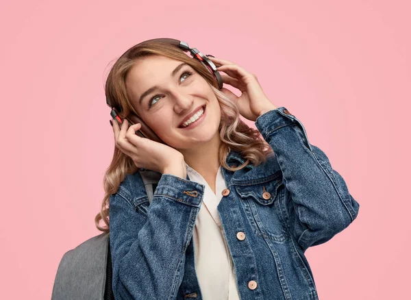 Usměvavá studentka poslechu hudby — Stock fotografie