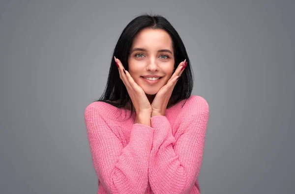 Leuke dame op zoek naar camera — Stockfoto